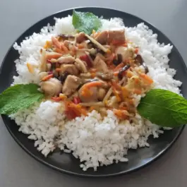 Danie Dnia:Grochówka (400g) , Orientalna potrawka z kurczaka z ryżem, Bar CBM ul. Konopnickiej 5 (Środa)