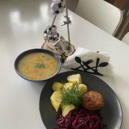 Danie Dnia: Krupnik z kaszą pęczak i podgrzybkiem (400g) + Kotlet mielony (120g), Ziemniaki (200g), Surówka (150g) Bar CBM ul. Konopnickiej 5 (Środa)