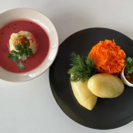 Danie Dnia: Barszcz czerwony zabielany z ziemniakami puree z cebulką (400g) + Kartacze z kapustą i mięsem (220g), Surówka (150g), Bar CBM ul. Konopnickiej 5 (Wtorek)