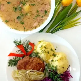 Danie Dnia: Zalewajka z ziemniakami (400g) + Stek z cebulą (120g), Ziemniaki (200g), Surówka (150g) Bar CBM ul. Orkana 14a (Wtorek)