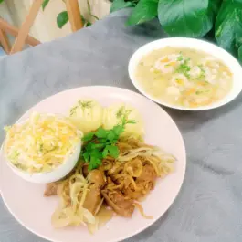 Danie Dnia: Zupa kalafiorowa (400g) + Świeżonka z cebulą (130g), Ziemniaki (200g), Surówka (150g) Bar CBM ul. Orkana 14a (Poniedziałek)