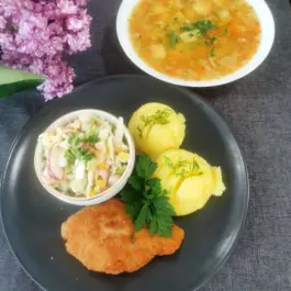 Danie Dnia:  Zupa grochowa 400g + Kotlet mielony 120g, Ziemniaki 200g, Surówka 150g Bar CBM ul. Orkana 14a (Wtorek)