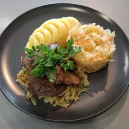 Danie Dnia: Krupnik na pęczak z borowikiem suszonym (400g), Wątróbka drobiowa z cebulką (150g), Ziemniaki (200g), Surówka (150g) Bar CBM ul. Konopnickiej 5 (Wtorek)