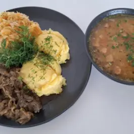 Danie Dnia: Grochówka z ziemniakami (400g) + Wątróbka drobiowa z cebulką (150g), Ziemniaki (200g), Surówka (150g) Bar CBM ul. Konopnickiej 5 (Wtorek)