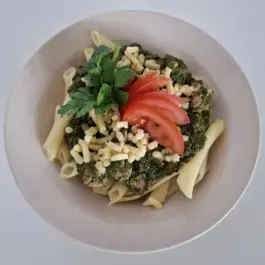 Danie Dnia: Zupa jarzynowa (400g) + Penne z sosem szpinakowym i kurczakiem (300g) Bar CBM ul. Konopnickiej 5 (Środa)