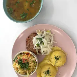 Danie Dnia: Zupa grochowa (400g) + Stek z cebulą (120g), Ziemniaki (200g), Surówka (150g) Bar CBM ul. Orkana 14a (Wtorek)
