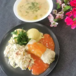 Danie Dnia:  Zupa ogórkowa (400g) + Gołąbek w sosie pomidorowym (150g), Ziemniaki (200g), Surówka (150g) Bar CBM ul. Orkana 14a (Środa)