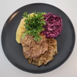 Danie Dnia:Krupnik na pęczak z borowikiem suszonym (400g) , Stek wieprzowy siekany z cebulką duszoną, Ziemniaki, Surówka. Bar CBM ul. Konopnickiej 5 (Czwartek)
