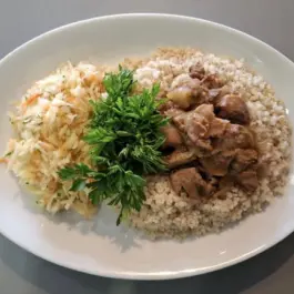 Danie Dnia: Koperkowa z ryżem 400g  Gulasz wieprzowy 150g Kasza jęczmienna 150g  Surówka 150g, CBM Konopnickiej 5 Osiedle Bocianek Społem Kielce (Poniedziałek)
