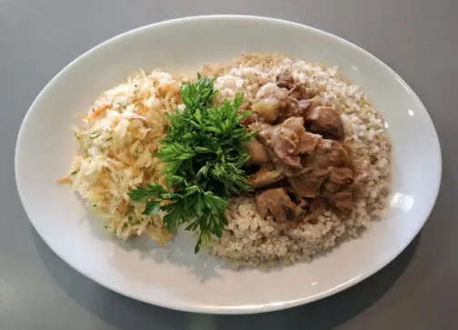 Danie Dnia: Koperkowa z ryżem 400g  Gulasz wieprzowy 150g Kasza jęczmienna 150g  Surówka 150g, CBM Konopnickiej 5 Osiedle Bocianek Społem Kielce (Poniedziałek)