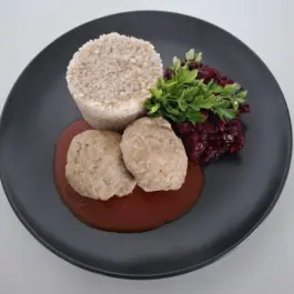 Danie Dnia:Zupa szczawiowa z ziemniakami i 1/2 jajka , Pulpety wieprzowo-drobiowe z sosem pomidorowym, Kasza jęczmienna, Surówka, Bar CBM ul. Konopnickiej 5 (Poniedziałek)