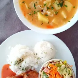 Danie Dnia: Zupa jarzynowa 400g, Pulpety w sosie 150g, Ryż 150g, Surówka 150g Bar CBM ul. Orkana 14a (Poniedziałek)