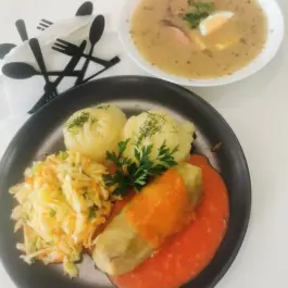 Danie Dnia:  Żurek z jajkiem i kiełbasą 400g + Gołąbek w sosie pomidorowym 150g, Ziemniaki 200g, Surówka 150g Bar CBM ul. Orkana 14a (Czwartek)